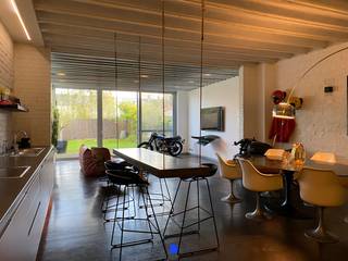 Zalige loft met prachtige designmeubelen.<br /><br /><strong>Indeling:</strong><br />Inkomhal,<br />apart toilet en badkamer met ligbad en douche.<br />Slaapkamer 1 aan de voorkant.<br /><br />Berging met technieken en kastenwand op maat met bijzonder veel opbergruimte.<br /><br />Mooie open leefruimte.<br />De 2de slaapkamer met parketvloer bevindt zich naast de leefruimte en is volledig af te sluiten.<br /><br />Zuidgerichte tuin met houten terras, gazon & handige tuinberging.<br /><br /><strong>Details:</strong><br />- vloerverwarming op aardgas<br />- gepolierde beton<br />- beschikbaar vanaf 15 november<br />- de aanwezige meubelen, de wasmachine en losse koelkast kunnen indien gewenst in de loft blijven<br />- het gebouw bestaat uit 2 entiteiten, er zijn geen gemeenschappelijke kosten<br /><br />Huurwaarborg via Korfine (2.775 €).<br />Kosten plaatsbeschrijving 250 € inclusief btw.<br /><br /><strong>Contact:</strong><br />Voor meer informatie of een bezoek, contacteer Stijn op 0491 61 42 19 of info@stijndebusschere.be.