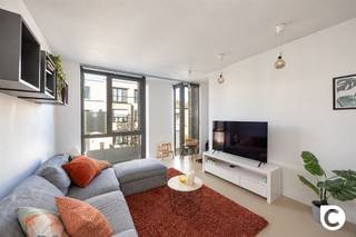 <p><span> </span></p><h1><span>Modern 1-slaapkamerappartement centraal gelegen in Mortsel</span></h1><p><span>Dit modern 1-slaapkamerappartement van 74m² is gelegen in een centrale en residentiële omgeving van Mortsel, met winkels, scholen en openbaar vervoer in de nabije omgeving. Dankzij de gunstige ligging zijn zowel het centrum van Mortsel als de omliggende gemeenten vlot bereikbaar.</span></p><p><span>Achteraan kijkt u uit op groen. waardoor de privacy en het wooncomfort behouden blijven.</span></p><p><span>De ligging biedt een aangename combinatie van rust, groen en bereikbaarheid, met verschillende dagelijkse voorzieningen binnen handbereik. Een ideale locatie voor wie comfortabel en centraal wil wonen.</span></p><h2><span> </span></h2><h2><span>Leefruimte &amp; keuken</span></h2><p><span>Bij binnenkomst komt u terecht in de lichte leefruimte met praktische open keuken. Het volledige appartement is voorzien van een onderhoudsvriendelijke vinylvloer en beschikt over verschillende ingebouwde kasten, wat zorgt voor veel praktische bergruimte.</span></p><p><span> De keuken is functioneel ingericht en uitgerust met moderne toestellen, waaronder een keramische kookplaat met dampkap en een koelkast van Zanussi, een combi-oven van Whirlpool en een nieuwe vaatwasser van AEG.</span></p><h2><span> </span></h2><h2><span>Slaapkamer, badkamer, toilet &amp; wasruimte</span></h2><p><span>Het appartement beschikt over een ruime en aangename slaapkamer met twee raampartijen, waardoor de ruimte geniet van veel natuurlijk licht.</span></p><p><span>De slaapkamer bestond oorspronkelijk uit twee afzonderlijke kamers die werden samengevoegd tot één ruime slaapkamer. Hierdoor bestaat er ook de mogelijkheid om de ruimte opnieuw op te delen en een tweede slaapkamer te creëren.</span></p><p><span>De badkamer die onmiddellijk naast de slaapkamer ligt, is praktisch ingericht en beschikt over een douche en een lavabomeubel met spiegel. Daarnaast is er een afzonderlijk toilet aanwezig.</span></p><p><span>Verder beschikt het appartement over een praktische berging voor wasmachine en droogkast en extra kastruimte</span></p><p><span> </span></p><p><span>Op het gelijkvloers is er nog een ruime private afgesloten fietsenberging ter beschikking.</span></p><p><span> </span></p><p><span>Dit appartement leent zich ideaal voor een starter of als investering.</span></p><p><span> </span></p><p><span>Extra troeven:</span></p><p><span>Mobiscore 9.2/10</span></p><p><span>Toplocatie! Alles op wandel-fietsafstand</span></p><p><span>Modern en neutraal ingericht</span></p><p><span> </span></p><p><span> </span></p><p><span>Met zijn ideale ligging, moderne afwerking en uitstekende voorzieningen biedt dit appartement alles wat u nodig heeft voor comfortabel wonen in Mortsel. </span></p><p><span>Heeft u interesse in dit appartement? </span><span>Neem gerust contact met ons op voor meer informatie of een bezoek.</span></p><p><span> </span></p><p><span> </span></p><p><span> </span></p>