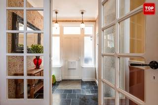 <p>In de Bellefleurstraat vindt u deze prachtig gerenoveerde woning, volledig instapklaar en voorzien van alle hedendaags comfort. De woning is gelegen in een rustige straat met tegelijk een uitstekende bereikbaarheid. Op wandelafstand bevinden zich winkels, supermarkten en scholen, wat deze locatie bijzonder interessant maakt voor gezinnen.</p>
<p>Daarnaast ligt de woning op korte afstand van de Bourgoyn en zijn groene omgeving, ideaal voor wie houdt van wandelen, joggen of ontspannen in de natuur.</p>
<p>Er liggen meerdere busverbindingen op korte afstand, waardoor u vlot toegang heeft tot het stadscentrum en de belangrijkste invalswegen.</p>
<p>De woning beschikt over vier volwaardige slaapkamers, een lichtrijke leefruimte, een prachtige keuken met eiland en een gezellige stadstuin.</p>
<p>Beschikbaar bij akte!</p>
<p>Contacteer Topvastgoed voor een bezoek op het nummer 0475 700 700</p>