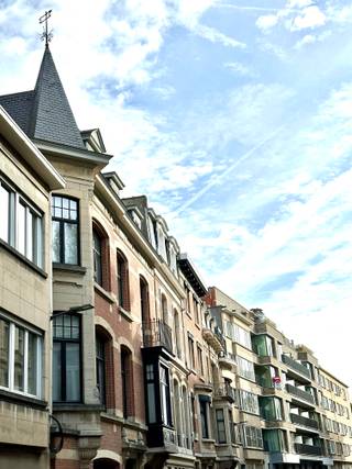 Prachtig modern appartement gelegen in de residentiële Peter Benoitstraat! Toplocatie in de zalig rustige wijk Harmonie: te voet naar winkels Anselmo en Lange Lozanastraat, op 2 min van Vinken- en Harmoniepark, vlot te bereiken met openbaar vervoer en snelwegen. Voor dit aantrekkelijke appartement, wat nog nooit verhuurd werd, zoeken we een rustige huurder: ideaal voor een alleenstaande of koppel. De moderne lift brengt ons naar de 3de verdieping. Doorlopend parket , een brede hall en een heldere leefruimte met aansluitend een ruim overdekt terras. Schitterend zicht op de fraaie authentieke gevels van herenwoningen. Open keuken voorzien van alle comfort. Er zijn 3 slaapkamers: 1 ideaal voor een 2-persoonsbed, de andere 2 kamers zijn geschikt als dressing, bureau of logeerruimte. een private kelder en een autostaanplaats met elektrisch oplaadpunt zijn inbegrepen in de prijs! Huurprijs: €1.380 per maand. Gemene kosten €100/maand (onderhoud gemene delen, lift, elek gemene delen) aparte meters gas, water en elektriciteit.