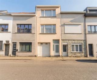 <p>Welkom in deze ruime en goed onderhouden gezinswoning, gelegen op de grens met <span>Borgerhout</span>. De woning bevindt zich in een aangename buurt met scholen, winkels, openbaar vervoer en dagelijkse voorzieningen in de nabije omgeving.<br /> </p><h3><strong>Ruime woning in goede staat met tal van mogelijkheden</strong></h3><p>Deze eigendom beschikt over een ruime en praktische indeling met maar liefst drie slaapkamers, twee leefruimtes, twee keukens en twee badkamers. Hierdoor is de woning uitermate geschikt voor grote gezinnen, samengestelde gezinnen of wie wonen en werken wil combineren.</p><p>De woning verkeert in goede staat en geniet van aangename volumes, veel lichtinval en een comfortabele indeling.<br /> </p><h3><strong>Buitenruimte en garage</strong></h3><p>Achteraan bevindt zich een gezellige koer, ideaal om in alle rust van de buitenlucht te genieten. Daarnaast beschikt de woning over een ruime garage, een absolute meerwaarde in de buurt!<br /> </p><h3><strong>Extra troeven</strong></h3><p>✔ EPC C<br />✔ Goed onderhouden woning<br />✔ 3 volwaardige slaapkamers<br />✔ 2 badkamers<br />✔ 2 keukens en 2 leefruimtes<br />✔ Garage<br />✔ Gezellige koer<br />✔ Nabij scholen, winkels en openbaar vervoer<br />✔ Veel ruimte en mogelijkheden</p><p> </p><p>Wenst u meer informatie of had u graag een bezichtiging gewenst?<br />Info@markasa.be of 03/827.72.92</p>