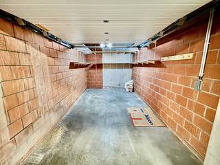 Prachtige nieuwbouw garage nummer 3 in een privaat afgesloten modern appartementsgebouw<br />100 €/maand (elektriciteit, stapelrekken en verlichting inbegrepen 