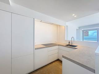 Ervaar het ultieme gevoel van luxe en sereniteit op de 6e verdieping een rustige residentie op de zeedijk van Oostende. Met slechts één appartement per verdieping geniet u hier van een ongeëvenaarde privacy en absolute rust. Dit prachtig gerenoveerde pand ademt pure klasse en is vlot bereikbaar met de lift.<br /><br />Sublieme Indeling:<br />-Inkomhal: Een indrukwekkende entree met kamerhoge, naadloos ingemaakte vestiairekasten.<br />-Slaapkamers: Drie volwaardige, rustgevende kamers. Twee slaapkamers blinken uit met op maat gemaakte designkasten. De master bedroom verrast met een exclusief, ingebouwd lavabomeubel dat esthetisch achter de kastwanden is weggewerkt.<br />-Badkamer: Een luxueuze wellness oase uitgerust met een royale, prachtige inloopdouche en verfijnde details in natuursteen.<br /><br />Extra’s: Een apart gastentoilet, een privatieve kelderberging en een vlot toegankelijke fietsenberging.<br /><br />Ben je geïnteresseerd in dit unieke, luxueuze pand te huur in Oostende? Ga naar de website www.dewaele.com en klik op het pand. Via de rode knop "vraag je bezoek aan" vragen we u kort een profiel in te vullen. Daarna nemen we contact op voor een bezoek. Telefonisch kunnen er geen afspraken gemaakt worden.<br /><br />Deze AI-visualisaties zijn bedoeld als inspiratie. Er werd geen rekening gehouden met technische specificaties, stedenbouwkundige voorschriften of de concrete mogelijkheden tot realisatie.