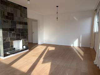 <p><strong>Welkom thuis in hartje Gent!</strong><br />Dit charmante appartement van<strong> 77 m²</strong> op de derde verdieping van een <strong>karaktervol gebouw </strong>aan de Onderbergen heeft het allemaal. <br />De <strong>ruime, lichtrijke woonkamer</strong> is de ideale plek om tot rust te komen, terwijl de<strong> aansluitende open keuken</strong> uitnodigt tot gezellige aperitiefjes en heerlijke etentjes. <br />Ook praktisch scoort deze woning sterk: er zijn <strong>twee volwaardige slaapkamers,</strong> een badkamer en een apart toilet.<br />Of u nu alleen komt wonen, met z’n tweeën of een extra kamer nodig heeft als bureau of logeerkamer: hier krijgt u alle ruimte om van uw eigen plek echt <strong>een thuis</strong> te maken.<br /><br />De huurprijs bedraagt <strong>€ 995 + € 150</strong> (algemene onkosten) per maand.<br />Het appartement is vrij per <strong>1 september 2026</strong> en heeft een EPC-score van <strong>217</strong> kWh/m².<br /><br />En de locatie? <strong>Beter wordt het bijna niet.</strong> Cafés, restaurants, winkels en de mooiste plekjes van Gent liggen allemaal op wandelafstand. <br />Een sfeervolle stadswoning met karakter, comfort én een toplocatie.<br />Kom binnen en ontdek zelf waarom u zich hier meteen thuis voelt!<br />Contacteer ons via tel. <strong>09 330 61 04 </strong>of via info@vastgoedminnaert.be</p>