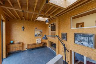 Karaktervolle jaren ’30-woning met authentieke gevel, gunstig gelegen nabij het centrum van Deinze.<br /><br />Deze unieke eigendom beschikt over maar liefst 371 m² bewoonbare oppervlakte en combineert charme, ruimte en veelzijdigheid.<br /><br />Bij het betreden van de woning komt u binnen in een statige inkomhal. Rechts bevindt zich een (momenteel ingerichte) ruime vergaderzaal, ideaal voor een zelfstandige activiteit of vrij beroep. Links bevindt zich een gastentoilet. Verder is er toegang tot de inpandige garage, en het woongedeelte.<br /><br />De woning beschikt over een keuken en een recent gerealiseerde uitbouw (2018) met een royale, open leefruimte. De bijzonder hoge plafonds en grote raampartijen zorgen hier voor een uitzonderlijk ruimtegevoel en een overvloed aan natuurlijk licht. Aansluitend situeert zich de aangename stadstuin.<br /><br />Daarnaast is de woning volledig onderkelderd, wat zorgt voor extra opslag- of gebruiksmogelijkheden.<br /><br />Op de bovenverdieping bevinden zich vier slaapkamers, een bureauruimte, een washoek en een badkamer uitgerust met o.a. een bad als een douche. Bovendien is er een ruime zolder aanwezig die uitbreidingsmogelijkheden biedt.<br /><br />De woning beschikt over een gunstig EPC-label B en is technisch degelijk (o.a. zonnepanelen, conforme elektrische keuring, ... ).<br />Er is parkeergelegenheid vooraan de woning, wat een bijzondere troef is.<br /><br />Kortom, een karaktervolle eigendom waar wonen en werken perfect in harmonie kunnen samengaan.