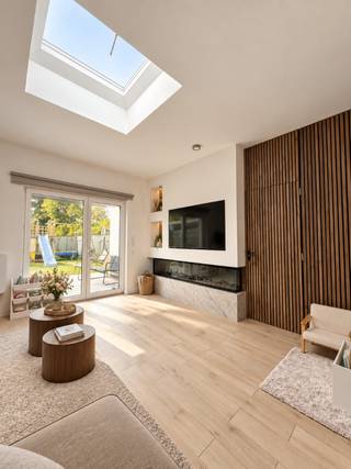 <p>Ruime woning met garage, oprit, grote tuin en tal van mogelijkheden in Borsbeek</p><p>Ben je op zoek naar een ruime woning die je volledig naar eigen wensen kunt inrichten? Dan is deze woning in Borsbeek zeker een bezoek waard!</p><p>Met een perceeloppervlakte van 409 m² en maar liefst 287 m² bewoonbare oppervlakte biedt deze woning een zee aan ruimte en uitzonderlijk veel mogelijkheden.</p><p>Ruimte en flexibiliteit</p><p>De woning beschikt over minstens 3 slaapkamers, met de mogelijkheid om dit uit te breiden tot maar liefst 5 slaapkamers.</p><p>Twee ruimtes die tal van mogelijkheden bieden. Denk bijvoorbeeld aan een tweede woonkamer, extra slaapkamers, een bureau, een hobbyruimte of zelfs een tweede keuken. Dankzij de flexibele indeling kan de woning volledig worden aangepast aan de behoeften van jouw gezin.</p><p>Comfort en renovaties</p><p>De woning beschikt over 2 badkamers en een gerenoveerde kelder. Zowel de eerste als de tweede verdieping werden in 2022 volledig gerenoveerd. Op de eerste verdiep bevind zich vloerverwarming en airco en ingebouwde kasten</p><p>Buitenruimte en parkeergelegenheid</p><p>Buiten geniet je van een grote tuin met een speeltuin, ideaal voor gezinnen met kinderen en voor wie graag tijd buiten doorbrengt.</p><p>Bovendien beschikt de woning over een garage en een oprit, wat zorgt voor extra comfort en parkeermogelijkheden.</p><p>Troeven op een rijtje:</p><p>* Gelegen in Borsbeek<br />* Perceel van 409 m²<br />* 287 m² bewoonbare oppervlakte<br />* Minstens 3 slaapkamers, mogelijk uit te breiden tot 5<br />* 2 badkamers<br />* Twee ruimtes met tal van indelingsmogelijkheden<br />* Mogelijkheid tot een tweede woonkamer en/of keuken<br />* Gerenoveerde kelder<br />* Eerste en tweede verdieping volledig gerenoveerd in 2022<br />* Vloerverwarming<br />* Airco<br />* Ingebouwde kasten<br />* Grote tuin met speeltuin<br />* Garage en oprit( waar de zwarte auto staat)<br />* Laadpalen in de buurt</p><p>Een ruime woning met veel mogelijkheden, ideaal voor wie ruimte, comfort en flexibiliteit zoekt!</p><p>Bij interesse graag bellen of berichten naar<br />04 87679664</p><p>Zonder immo</p>