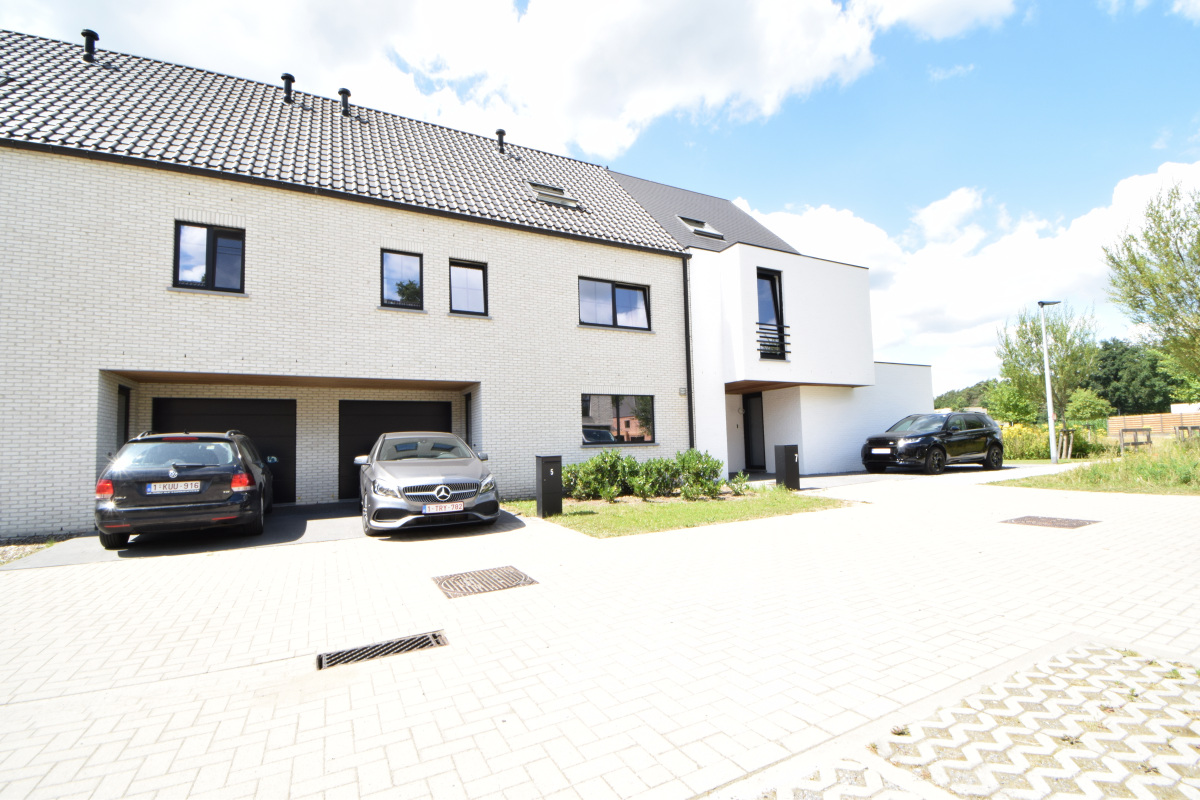 MODERNE nieuwbouw, gesloten bebouwing, met 4 grote slaapkamers, een badkamer, inpandige garage en tuin. - foto 3
