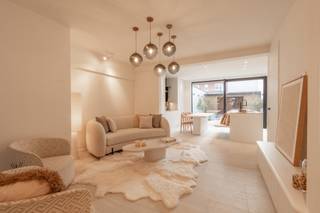 Prachtig vernieuwd appartement met stadstuin en overdekt terras op een rustige, doch centrale ligging te Knokke. Indeling : Inkomhal met vestiaire...