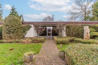 Deze charmante woning is rustig gelegen ,op een ruim perceel in een aangename woonomgeving.De ligging met tal van voorzieningen zoals winkels,...