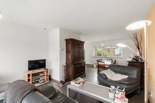 <strong>Roeselare- Ruime woning te huur met 3 slaapkamers</strong><br /><br />Op zoek naar een ruime woning op een toplocatie? <br />Deze bel-etage, gelegen in de Abeelstraat, combineert een rustige ligging met een vlotte bereikbaarheid van het stadscentrum en de belangrijkste invalswegen. De woning biedt een praktische indeling en veel comfort voor gezinnen of koppels die op zoek zijn naar ruimte en functionaliteit. <br /><br /><strong>Indeling:</strong>
<ul>
<li>Op de eerste verdieping bevinden zich een toilet, een berging, een wasruimte en een garage. Voor de garage is bovendien extra parkeergelegenheid voorzien, zodat u eenvoudig een bijkomende wagen kunt plaatsen.</li>
<li>De tweede verdieping omvat een lichtrijke leefruimte met open keuken, die uitgeeft op een aangenaam terras. Daarnaast is er nog een extra berging en een apart toilet.</li>
<li>Op de derde verdieping vindt u drie volwaardige slaapkamers, badkamer en een bijkomende berging, ideaal voor extra opslagruimte.</li>
<li>De vierde verdieping bestaat uit een zolder, die perfect kan dienen als extra bergruimte.</li>
</ul>
Buiten beschikt de woning over een onderhoudsvriendelijke koer.<br /><strong>Troeven van deze woning:</strong>
<ul>
<li>Uitstekende ligging</li>
<li>Veel bergruimte</li>
<li>Drie slaapkamers</li>
<li>Garage én extra parkeerplaats</li>
<li>Onderhoudsvriendelijke koer</li>
<li>Praktische en ruime indeling</li>
</ul>
<strong>Kosten:</strong>
<ul>
<li>950€/maand </li>
</ul>
<strong>Beschikbaar: </strong>
<ul>
<li>01/07/2026</li>
</ul>
Interesse in deze woning? Neem gerust contact op voor meer informatie of een bezichtiging.