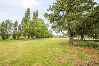 Prachtig gelegen af te breken woning op ca. 5.800 m². Gelegen in een rustige straat, geniet deze eigendom van een prachtig zicht op het groen en absolute rust en privacy.De bestaande woning dient afgebroken te worden (mits akkoord van erfgoed), waarna heropbouw mogelijk is aan het gunstige BTW-tarief van 6% (onder voorbehoud van de geldende voorwaarden).Het perceel biedt een uitzonderlijke oppervlakte en enorm veel potentieel voor wie op zoek is naar ruimte, natuur en mogelijkheden.Een unieke kans voor wie droomt van wonen op een toplocatie in een groene en rustige omgeving.