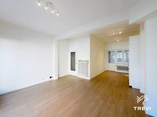 ANDERLECHT – Ideaal gelegen aan het mooie Dapperheidsplein, in het historische hart van de gemeente, op een steenworp van de metro, winkels en scholen, schitterend gerenoveerd 1-slaapkamerappartement van ±67m² bewoonbare oppervlakte gelegen op het gelijkvloers. Het appartement bestaat uit een inkomhal met apart toilet, een ruime en lichte woonkamer van ±20m², een open volledig uitgeruste keuken van ±10m² (oven, kookplaat, dampkap, koelkast/vriezer, vaatwasser) met toegang tot een aangename binnenkoer van ±12,5m², en een mooie slaapkamer van ±14,5m² met ensuite douchekamer (douche, wastafel, wasruimte). Provisie voor lasten van € 25/maand (gemeenschappelijke delen). EPC G! Onmiddellijk beschikbaar. Afmetingen worden ter indicatie gegeven.<br /><br />
<p><u>Op het gelijkvloers:</u></p>
<ul>
<li>Inkomhal met apart toilet</li>
<li>Woonkamer van ±20m² (4,57 x 5,36)</li>
<li>Open volledig uitgeruste keuken van ±10m² (oven, kookplaat, dampkap, koelkast/vriezer, vaatwasser) met toegang tot de binnenkoer van ±12,5m²</li>
<li>Slaapkamer van ±14,5m² (5 x 2,91) met ensuite douchekamer (douche, wastafel, wasruimte)</li>
</ul>
<p> </p>