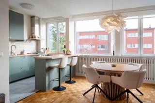 Modern en gerenoveerd 2 slaapkamer appartement met terras en garagebox gelegen op de tweede verdieping in populaire "Vogeltjeswijk" te Hoboken...