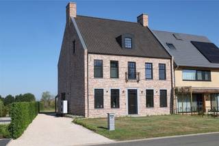 Klassevolle nieuwbouwvilla (2023) in Victoriaanse stijl met mogelijk 5 slaapkamers in prachtige groene omgeving Omgeving:+ Gelegen in een rustige en...