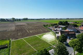 <strong>Verkocht: compromis in opmaak </strong><br /><br />Deze ruime bouwgrond met een oppervlakte van 950 m² bevindt zich langs de Ruiseleedsesteenweg, op enkele minuutjes rijden van het centrum van Tielt. Dankzij deze ligging zijn diverse faciliteiten zoals scholen, winkels en eetgelegenheden nabij. Dit gecombineerd met een groen, landelijk uitzicht en een aantrekkelijke zuidoostelijke oriëntatie maakt van dit perceel een interessante locatie.<br /><br />De bouwgrond, die aan de achterkant van het perceel uitkijkt over agrarisch gebied, is geschikt voor het bouwen van een open bebouwing met een maximale diepte van 15 meter op het gelijkvloers en 12 meter op de eerste verdieping. Er mogen maximaal twee bouwlagen gebouwd worden, exclusief één nuttige bouwlaag onder het hellend dak en maximaal één ondergrondse bouwlaag (kelder). De maximale kroonlijsthoogte en nokhoogte van de open bebouwing bedragen respectievelijk 7 en 12 meter. Het bouwvolume van het hoofdgebouw is vrij, binnen de toegelaten bouwlagen. De dakvorm is in principe vrij, mits het naleven van enkele algemene bouwregels betreffende de dakhelling, de dakbedekking en dakvlakramen.<br /><br />De bouwzone waarin het hoofdgebouw moet gebouwd worden, bevindt zich minimaal 10 meter van de rooilijn, minimaal 4 meter van de perceelsgrens aan de rechterzijde, minimaal 3 meter van de perceelsgrens van de linkerzijde en minimaal 14 meter van de perceelsgrens aan de achterkant. De bouwmaterialen kunnen vrij worden gekozen op voorwaarde dat ze duurzaam, kwalitatief en eigentijds zijn. Andere materialen die passen in het architecturaal geheel worden eveneens toegelaten.<br /><br />Een bijgebouw is toegelaten, maar dient opgericht te worden achter de achtergevel van de woning. Het bijgebouw heeft een maximum oppervlakte van 60 m², bestaande uit een gelijkvloers met een plat of hellend dak. Het bijgebouw wordt ofwel ingeplant op 1 meter van de perceelsgrenzen ofwel op de perceelsgrenzen indien het gekoppeld is met een gelijkaardige constructie op het naastliggende perceel. De kroonlijsthoogte is maximaal 3 meter, de nokhoogte 4,5 meter. De hoofd- en bijgebouwen moeten één architecturaal geheel vormen, doch niet uit hetzelfde materiaal worden opgebouwd.<br /><br />Een carport is toegelaten aan één zijde van de woning. De carport kan ingeplant worden op de zijkavelgrens. Maximale oppervlakte: 30 m², maximale kroonlijsthoogte: 3 meter, dakvorm vrij.<br /><br />Zowel een woonfunctie als een functie voor handel of dienstverlening voor 100% is toegelaten. Bij een gecombineerde functie wonen + handel/diensten moet er 60% van de totale vloeroppervlakte voorbehouden worden voor wonen.<br /><br />Het perceel biedt dus tal van mogelijkheden voor de bouw van een gezinswoning, woning met gemengde bestemming of handelspand in een mooie, groene omgeving en met een goede bereikbaarheid. Er is tevens geen bouwverplichting wat betekent dat u vrij kan kiezen wanneer u uw droomwoning bouwt.<br /><br />Benieuwd naar deze bouwgrond in Tielt? Maak een vrijblijvende afspraak met Michiel via michiel@landbergh.be of bel 09 278 78 79.
