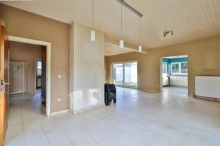 <p><span>On the border of Kontich and Hove, we offer you this very solid open building on a southeast-facing plot of 589 m².</span></p><p><span>This location offers you easy access to major roads, shops, schools, public transport, and so on. At the rear, there is a right of way that provides direct access to Vredestraat and the quiet residential areas of Hove, as well as a safe cycle path to the train station.</span></p><p><span> </span></p><p><span>The house was built in 1952 and therefore has a very solid and sturdy basic structure.</span></p><p><span>In 2012, a completely new roof was installed and the heating runs on an economical condensing boiler from 2023. </span></p><p><span>Furthermore, there is double glazing throughout, resulting in an EPC with a C label. The electricity does need a few adjustments.</span></p><p><span> </span></p><p><span>Layout:</span></p><p><span>We enter the house through the spacious entrance hall. Here there is a separate guest toilet and space for a cloakroom.</span></p><p><span>On the right, we see the spacious living room (39 m²) with travertine tiles and large windows that provide plenty of natural light.</span></p><p><span>Adjacent to this is the spacious Dovy kitchen (2017), which is equipped with every comfort. </span></p><p><span>From here, we have access to the elevated bankirai terrace and the fenced garden with a gate to the servitude road.</span></p><p><span>The detached garage (32 m²) is located on the left side of the plot and is accessible via the driveway, which can easily accommodate three cars parked in a row.</span></p><p><span>At the rear of the ground floor, we find the bathroom (2013) with a bathtub, shower, and double sink. </span></p><p><span> On the first floor, there are three bedrooms, the largest of which can be divided into two. </span></p><p><span>There is also a separate toilet in the hallway.</span></p><p><span> </span></p><p><span>Finally, the house has two basement rooms and crawl space under the entire ground floor (except for the kitchen).</span></p><p><span> </span></p><p><span>I would like to summarize the advantages of this charming house for you:</span></p><p><span>Very solid structure and the roof has been completely renovated.</span></p><p><span>Southeast-facing plot with a street width of 20 meters.</span></p><p><span>Spacious detached garage + driveway for several cars.</span></p><p><span>Pleasant garden with gate to servitude road towards Hove.</span></p><p><span> </span></p><p><span>EPC: 298 kWh/m² (C label)</span></p><p><span>Water info: P score - D | G score - C</span></p><p><span> </span></p><p><span>For more information or to arrange a viewing, call 03/449.42.41 or visit www.habicom.be</span></p><p><span>Want to know the value of your home?  Make a no-obligation appointment with our habicom expert in your area.</span></p>