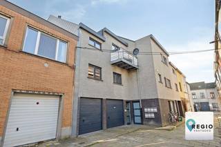 In de Notelaarstraat bevindt zich dit lichtrijke en aangename duplexappartement met afgesloten garage.Het appartement ligt op de tweede verdieping...