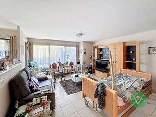 Dit appartement is gelegen op de 2de verdieping en bestaat uit: lift - inkomhal - living met aansluitend terras - keuken - berging/wasplaats -...