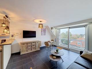 Ruime en instapklare studio op centrale ligging te Nieuwpoort-Bad, op wandelafstand van de Zeedijk, de winkels en het openbaar vervoer.<br />De studio omvat een inkomhal, een badkamer met douche, wastafel en toilet en een lichtrijke woonkamer met open keuken, slaaphoek en toegang tot het zuidgerichte terras.<br />Ideaal als tweede verblijf of interessante investering aan zee.