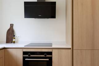 <p><span>Ontdek deze karaktervolle gerenoveerde woning met 3 slaapkamers nabij Park Spoor Noord.</span></p><p><span> </span></p><p><span>Op een charmant hoekpunt, waar de Bredastraat en de Hardenvoort elkaar ontmoeten, wacht deze woning die verleden en heden prachtig in balans brengt. Met supermarkten, scholen, horeca en openbaar vervoer vlakbij, en het groene Park Spoor Noord op wandelafstand, combineert ze stedelijke dynamiek met een vleugje rust. Een plek waar u net zo gemakkelijk de drukte opzoekt als de stilte.</span></p><p><span> </span></p><p><span>De inkomhal verwelkomt u met een elegante boog die meteen het karakter van het huis verraadt. Op het gelijkvloers vindt u twee polyvalente ruimtes die zich laten omtoveren tot bureau, praktijkruimte of creatieve studio. Grote schuiframen openen naar een intieme tuin: een stille buitenruimte waar u midden in de stad toch een gevoel van rust ervaart.</span></p><p><span> </span></p><p><span>De trap leidt naar een lichtrijke leefruimte, waar salon, eetkamer en keuken één geheel vormen. Een verdieping die uitnodigt om samen te koken, te tafelen en verhalen te delen.</span></p><p><span> </span></p><p><span>Op de tweede verdieping wachten twee royale slaapkamers en een stijlvolle badkamer met ligbad, een plek waar het dagelijkse ritme verstilt. De derde verdieping herbergt een ruime master met en suite badkamer. Dankzij de grote schuifdeur stroomt het licht gul naar binnen en loopt de kamer naadloos over in een zonnig terras. </span></p><p><span> </span></p><p><span>Troeven</span></p><ul><li><span>Rustige en toch centrale ligging</span><span> nabij Park Spoor Noord</span></li><li><span>Twee polyvalente ruimtes</span><span> op het gelijkvloers</span></li><li><span>Intieme tuin én zonnig terras</span></li><li><span>3 ruime slaapkamers</span><span> en </span><span>2 badkamers</span></li><li><span>Energiezuinige renovatie</span></li></ul><p><span> </span></p><p><span>Zoekt u een thuis die evenveel charme als comfort uitstraalt? Een plek waar licht, ruimte en sfeer elkaar vinden?</span><span> Neem dan contact op via <span>michael.finkelstein@urbainvastgoed.be</span></span><span> of bel 03 501 97 16 voor meer informatie of een bezoek.</span></p><p><span> </span></p><p><span>Bodemattest en stedenbouwkundige inlichtingen in aanvraag.</span></p><p><span> </span></p>