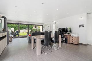 Deze verzorgde woning (bouwjaar 1997) bevindt zich in een rustige doodlopende straat, op wandelafstand van de markt van Ternat, winkels, scholen...