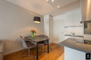 Lichtrijk appartement, ideaal gelegen in de Dumortierlaan, op slechts enkele stappen van de zee en de exclusieve winkelstraten van Knokke.<br />Indeling: inkomhal met vestiaire. Lichtrijke woon- en eetkamer en open keuken met zicht op de Dumortierlaan. Slaapkamer met ingemaakte kasten en toegang tot een aangenaam terras op het Zuiden met open zicht. Badkamer uitgerust met lavabo, combi bad/douche, toilet en aansluiting voor wasmachine en droogkast. Tweede slaapkamer. Verder beschikt het appartement over een privatieve kelder en een gemeenschappelijke fietsenberging. Mogelijkheid tot het huren van een garagebox in de onmiddellijke omgeving. De gevel van de residentie werd in 2020 volledig vernieuwd. Contacteer ons voor meer informatie of om een bezoek in te plannen.