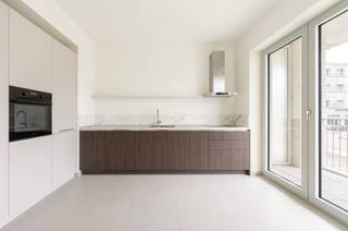 <p><span>Architecturaal wonen in een bruisende buurt. <br />Prachtig duplexappartement te huur in de Lange Lobroekstraat, gelegen in de vernieuwde Slachthuisbuurt: een groene en bruisende wijk vlak bij het Eilandje, de haven en het historische centrum van Antwerpen. Het appartement bevindt zich in een architecturaal bijzonder gebouw van Robbrecht en Daem en beschikt over 2 slaapkamers, 1 badkamer en een lichtrijke leefruimte. Zowel boven als beneden kunt u genieten van een zeer ruim terras met open zicht.</span></p><p><span>Bewoners genieten daarnaast nog van een prachtige gemeenschappelijke tuin en een fietsenberging. Dankzij het EPC-label A woon je hier bovendien uiterst energiezuinig. Het appartement wordt verwarmd via vloerverwarming, inbegrepen in de gemeenschappelijke kosten. Elektriciteit en water zijn aparte meters.</span></p><p><span>Huurprijs: 1150/maand + 150 gemeenschappelijke kosten.<br />Direct beschikbaar.</span></p>