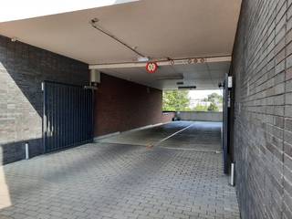 Open staanplaats in een ondergrondse parkeerkelder. Toegankelijk met 2 automatische poorten. Toegang tot lift. Oppervlakte: 2,60m op 5,5 m. Geen extra kosten of lasten. <br /><br />Beschikbaar vanaf 01/09/2026. <br /><br />Interesse? Maak een afspraak stephanie@woonkantoor.be of 0477 81 67 75