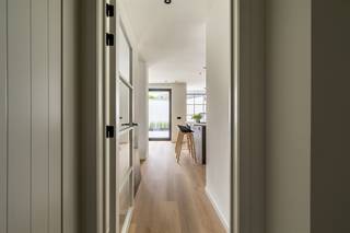 Gelegen in het charmante Meulebeke, biedt deze prachtige woning een harmonieuze combinatie van stijl en comfort. Bij binnenkomst wordt u begroet...