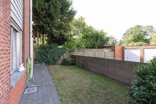 <h3><span>Gelijkvloers appartement met garage, oprit en gezellige tuin</span></h3><p><span>Op zoek naar een gelijkvloers appartement met een eigen garage, oprit en tuin? Dit goed gelegen appartement biedt een mooie basis voor wie op zoek is naar een woning die volledig naar eigen smaak kan worden opgefrist.</span></p><p><span>Het appartement beschikt over </span><span>twee slaapkamers</span><span> en geniet dankzij de gelijkvloerse ligging van een praktische en comfortabele indeling. Een absolute troef is de </span><span>aangename, gezellige tuin</span><span>, ideaal om in alle rust van het buitenleven te genieten.</span></p><p><span>Bij het appartement hoort bovendien een </span><span>aanpalende garage met oprit</span><span>, wat zorgt voor extra comfort en parkeergelegenheid.</span></p><p><span>Het appartement is gelegen in een </span><span>goed onderhouden appartementsgebouw</span><span> en beschikt over een </span><span>gunstig EPC-attest</span><span>, wat een mooie meerwaarde vormt met het oog op de toekomstige woonkwaliteit en energiezuinigheid.</span></p><p><span>De woning dient </span><span>gerenoveerd te worden</span><span>, maar biedt hierdoor volop mogelijkheden om de ruimtes en afwerking volledig af te stemmen op de eigen wensen en stijl.</span></p><p><span>Een interessante opportuniteit voor wie op zoek is naar een appartement met tuin, garage en potentieel.</span></p>