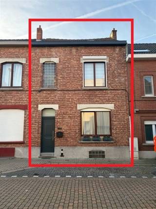 <p><span>In een rustige straat te Zaventem vlakbij het centrum bevindt zich deze prachtige, volledig gerenoveerde rijwoning waar hedendaags comfort, kwalitatieve materialen en een warme, gezellige sfeer perfect samenkomen.</span></p><p><span> </span></p><p><span>Bij het binnenkomen wordt u meteen verwelkomd door een aangename leefruimte met grote raampartijen die zorgen voor een overvloed aan natuurlijk licht. De living en eetruimte vormen samen een harmonieus geheel, waarbij de gezellige elektrische haard voor extra sfeer en warmte zorgt. Aansluitend vindt u de mooi geïnstalleerde keuken, die functionaliteit en een stijlvolle afwerking op een geslaagde manier combineert.</span></p><p><span> </span></p><p><span>De woning beschikt over drie slaapkamers, waarvan één uitgerust is met airconditioning, wat extra comfort biedt tijdens warme zomerdagen. Daarnaast zijn er twee afzonderlijke sanitaire ruimtes: een stijlvolle douchekamer met inloopdouche in natuursteen met ensuite de master bedroom en een aparte badkamer met zowel een douche als een ligbad toebehorend bij de 3e slaapkamer. Ideaal voor wie houdt van comfort en praktisch wonen.</span></p><p><span> </span></p><p><span>Een absolute troef is het volledig afgesloten, zuid gerichte stadskoertje. Dit rustige en beschutte plekje vormt een heerlijke oase van privacy, met een charmant tuinhuis en sfeervolle bloemen en planten. De ideale plaats om in alle rust te genieten van zonnige dagen, een gezellig ontbijt of een ontspannen avond buiten.</span></p><p><span>Ook op praktisch vlak scoort deze woning bijzonder goed. De woning is volledig onderkelderd, wat tal van mogelijkheden biedt voor extra bergruimte. Bovendien beschikt ze over een gunstige EPC-score C, is de elektrische installatie conform en is de woning asbestvrij.</span></p><p><span>Station, bushalte, scholen, winkels, eetgelegenheid en sportfaciliteiten op wandelafstand, alsook de luchthaven Brussels Airport en de stad Brussel zijn dichtbij. Kortom een ideale ligging!</span></p><p><span> </span></p><p><span>De troeven op een rij:</span></p><ul><li><span>Rustige ligging in Zaventem</span></li><li><span>Volledig gerenoveerd met kwalitatieve materialen</span></li><li><span>Lichtrijke living en eetruimte met gezellige elektrische haard</span></li><li><span>Mooi geïnstalleerde keuken</span></li><li><span>Drie slaapkamers, waarvan één met airconditioning</span></li><li><span>Douchekamer met inloopdouche in natuursteen</span></li><li><span>Aparte badkamer met douche en ligbad</span></li><li><span>Volledig onderkelderd</span></li><li><span>Zuidgericht, afgesloten stadskoertje met tuinhuis en groen</span></li><li><span>Gunstige EPC-score C</span></li><li><span>Elektriciteit conform</span></li><li><span>Asbestvrij</span></li></ul><p><span> </span></p><p><span>Een instapklare woning met karakter, comfort en een heerlijk rustig buitenplekje, ideaal voor wie op zoek is naar aangenaam wonen in Zaventem.</span></p><p><span> </span></p><p><span>Contacteer Dupont Vastgoed (Sonja Van Meeuwen, BIV 514142) op het nummer 0495/52 00 99 om deze charmante woning te ontdekken. Laat u verrassen door haar gezellige sfeer en praktische indeling!</span></p><p><span> </span></p>