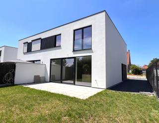 Topgelegen te OLSENE, moderne ENERGIEZUINIGE nieuwbouw (reeds volledig afgewerkt), met GROTE omheinde TUIN. Handige oprit, strategische ligging, en direct instapklaar. INDELING: inkom en traphal, apart toilet, gezellige grote lichtrijke leefruimte met open geïnstalleerde keuken met EILAND, handige grote berging/bijkeuken. Op het verdiep bevinden zich de overloop, 3 slaapkamers en badkamer.