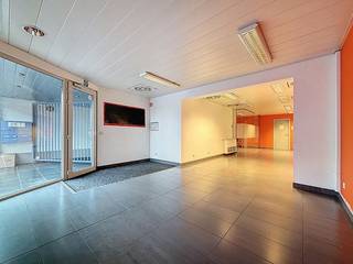 Bent u op zoek naar de ideale plek om uw eigen zaak te starten of verder uit te bouwen? Op de Bredabaan 484 in het centrum van Wuustwezel bieden wij deze commerciële gelijkvloers te huur aan. Met een breedte van 4,75 meter en een diepte van 18 meter is de ruimte overzichtelijk en gemakkelijk in te richten voor diverse handelsdoeleinden.De winkel valt meteen op dankzij de grote raampartijen aan de straatkant. Dit zorgt niet alleen voor veel natuurlijk lichtinval, maar biedt ook een uitstekende etalage op een drukke zichtlocatie waar veel passage is. Of u nu een boetiek, een kantoor of een speciaalzaak voor ogen heeft, uw onderneming staat hier gegarandeerd in de kijker.Achteraan de handelsruimte is er aan alle comfort gedacht. Er is een praktische keuken aanwezig voor het personeel, samen met een aparte berging en een eigen toilet. De ruimte wordt elektrisch verwarmd en is door de eerdere renovatiewerken direct klaar voor een nieuwe invulling.De centrale ligging zorgt bovendien voor een goede bereikbaarheid, zowel voor klanten uit Wuustwezel zelf als voor passanten die de Bredabaan gebruiken als verbindingsweg. U bevindt zich hier midden in de dorpskern, omringd door andere lokale ondernemers en diensten.Heeft u interesse om de mogelijkheden van deze winkelruimte ter plaatse te ontdekken? Neem dan contact met ons op!ver-)Kopen of (ver-)huren in regio Wuustwezel/Brecht/Hoogstraten?Met vragen kan u altijd bij ons terecht!Dewaele vastgoed met advies.Deze AI-visualisaties zijn bedoeld als inspiratie. Er werd geen rekening gehouden met technische specificaties, stedenbouwkundige voorschriften of de concrete mogelijkheden tot realisatie.