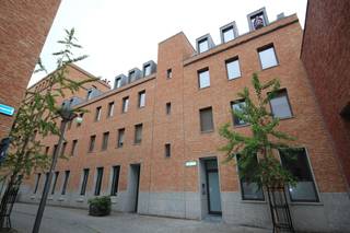 Op zoek naar een lichtrijke en ruime duplex op een toplocatie in Leuven centrum? Dan is dit uitzonderlijke appartement van 157 m² zeker iets voor u!<br /><br />Gelegen in het centrum van Leuven, woont u hier op wandelafstand van alle winkels, restaurants en faciliteiten die de stad te bieden heeft. Bovendien zijn de ring en de opritten naar de E40 en E314 vlakbij.<br /><br />De loft bevindt zich op de tweede en derde verdieping en is te bereiken via de traphal of lift.<br />Op het eerste niveau bevindt zich een grote masterbedroom (± 29 m²) met eigen badkamer, een tweede en derde slaapkamer met een ensuite doucheruimte en een apart toilet. Via de schuifdeuren bereikt u het terras van 10 m² met een prachtig uitzicht.<br />Het bovenste niveau omvat een zeer ruime leefruimte (± 32 m²) met open keuken, een apart toilet en berging met aansluiting voor wasmachine. <br />Daarnaast beschikt het appartement nog over een privatieve kelder, een privatieve autostaanplaats en 3 fietsenstalplaatsen.<br /><br />Het appartement is beschikbaar vanaf 1 juli 2026 als hoofdverblijfplaats voor langdurige bewoning. Maandelijkse huurprijs: € 1.650 + € 100 provisie voor gemeenschappelijke kosten.<br /><br />Lijkt deze duplex iets voor u? Maak snel een afspraak via onze online agenda onder 'Bezoekmoment kiezen' of bel ons op 016 23 90 80 (weekdagen 10u–13u).