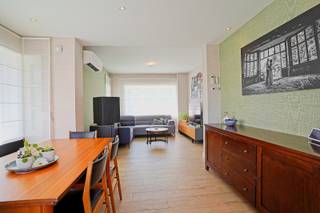 Bent u op zoek naar een instapklare gezinswoning met een ruime tuin, moderne technieken en een uitstekende ligging? Dan is deze volledig gerenoveerde halfopen bebouwing, gelegen op wandelafstand van het prachtige Hof van Coolhem, zeker een bezoek waard.<br />De woning bevindt zich op een royaal perceel van maar liefst 1.060 m² en werd de voorbije jaren grondig gerenoveerd. Daarbij ging bijzondere aandacht uit naar energiezuinigheid en wooncomfort. Zo werd de woning langs binnen volledig geïsoleerd, werd het dak vernieuwd en beschikt de woning over zonnepanelen, een warmtepomp met zowel verwarming als koeling in elke kamer, conforme elektriciteit en elektrische rolluiken.<br />De indeling is praktisch en gezinsvriendelijk. Op het gelijkvloers vindt u een inkomhal met gastentoilet, een gezellige woonkamer, een keuken, een kelder en een handige berging/wasplaats.<br />Op de eerste verdieping bevinden zich twee ruime slaapkamers, een volledig vernieuwde badkamer en een ruime nachthal waar eenvoudig een bureau of thuiswerkplek kan worden ingericht.<br />De tweede verdieping biedt nog twee extra slaapkamers, beide voorzien van praktische inbouwkasten.<br />Ook buiten is het aangenaam vertoeven. U geniet van een gezellig terras, een ruime tuin met tal van mogelijkheden, een extra tuinberging en een carport.<br />Kortom, een woning die volledig klaar is voor de toekomst en waar u enkel nog uw eigen toets hoeft aan te brengen. Schilderen, verhuizen en genieten!<br />Referentie: 5693