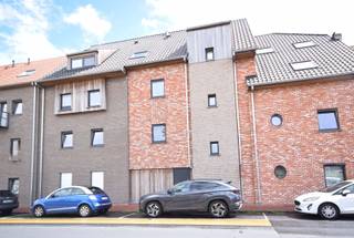 STATIESTRAAT 133/2.03 - 8810 LICHTERVELDE<br /><br />Op zoek naar een stijlvol en energiezuinig appartement op een centrale ligging? Dit prachtige duplexappartement, gelegen in een recente nieuwbouw in het centrum van Lichtervelde, combineert hedendaags wooncomfort met een uitstekende bereikbaarheid. Dankzij de nabijheid van het station, winkels en andere voorzieningen geniet u hier van een uiterst praktische woonomgeving.<br />Het appartement bevindt zich op de tweede en derde verdieping en omvat een inkomhal, een ruime berging, een gastentoilet en een lichtrijke woonkamer met een praktische open keukenhoek. Aansluitend aan de leefruimte bevindt zich een ruim terras met een aangenaam open uitzicht, waar het heerlijk vertoeven is.<br />Op de duplexverdieping bevinden zich twee volwaardige slaapkamers en een moderne badkamer uitgerust met een dubbel lavabomeubel, een toilet en een comfortabele inloopdouche.<br /><br />Syndickosten: € 50,00/ maand<br /><br />Mogelijkheid tot bijhuren garage: € 60,00/maand