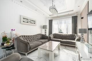 <h3><span>Instapklare halfopen bebouwing met 3 slaapkamers, ruime bijgebouwen en zonnige tuin</span></h3><p><span>Bent u op zoek naar een instapklare woning waar u meteen kunt intrekken? Dan zal deze smaakvol gerenoveerde halfopen bebouwing aan de Liersebaan 151 in Zandhoven u ongetwijfeld weten te bekoren. De woning werd in </span><span>2020 grondig gerenoveerd</span><span> en combineert een moderne afwerking met praktische leefruimtes, ruime bijgebouwen en een zonnige tuin.</span></p><p><span>Bij het binnenkomen valt meteen de verzorgde afwerking op. De lichtrijke </span><span>woonkamer van 33 m²</span><span> straalt klasse uit dankzij de grote raampartijen, stijlvolle plafondafwerking met ingebouwde verlichting, de luxueuze wandafwerking en de hoogwaardige keramische tegelvloer die doorloopt over het volledige gelijkvloers. Deze ruimte biedt een warme en uitnodigende sfeer waar gezelligheid centraal staat.</span></p><p><span>Aansluitend bevindt zich de </span><span>ruime leefkeuken van 21 m²</span><span>, ingericht met een hedendaagse keuken voorzien van alle nodige inbouwtoestellen en voldoende werk- en kastruimte. Dankzij de open eetruimte vormt dit het hart van de woning waar het aangenaam tafelen is met familie en vrienden.</span></p><p><span>Op het gelijkvloers bevindt zich tevens een </span><span>moderne badkamer</span><span>, uitgerust met een ruime inloopdouche met regenkop, een stijlvol badkamermeubel, toilet en bidet. Ook hier werd gekozen voor kwalitatieve materialen en een tijdloze afwerking.</span></p><p><span>Via de verzorgde trap bereikt u de eerste verdieping waar zich </span><span>drie slaapkamers</span><span> bevinden van respectievelijk </span><span>17,5 m²</span><span>, </span><span>9,5 m²</span><span> en </span><span>7,5 m²</span><span>. Deze kunnen perfect dienen als hoofdslaapkamer, kinderkamers, dressing, bureau of hobbyruimte.</span></p><p><span>Buiten biedt deze eigendom nog heel wat extra mogelijkheden. Achter de woning bevinden zich </span><span>twee praktische bijgebouwen</span><span>. Het eerste is ingericht als een comfortabele wasplaats met aansluitingen voor wasmachine en droogkast en beschikt daarnaast over extra bergruimte voor tuinmateriaal. Het tweede bijgebouw van maar liefst </span><span>45 m²</span><span> is ideaal als werkplaats, opslagruimte, atelier of hobbyruimte.</span></p><p><span>De </span><span>zuidwestgerichte tuin van ongeveer 450 m²</span><span> vormt een absolute troef. Hier geniet u de hele namiddag en avond van de zon. Dankzij het ruime gazon, de verschillende terrassen en de aanwezige speelruimte is dit een ideale tuin voor gezinnen met kinderen, tuinliefhebbers of mensen die graag buiten vertoeven. Bovendien biedt de tuin voldoende privacy en tal van mogelijkheden om volledig naar eigen smaak in te richten.</span></p><p><span>Kortom, deze verzorgde en instapklare woning combineert een stijlvolle afwerking, praktische indeling, veel bergruimte en een aangename buitenomgeving op een vlot bereikbare ligging in Zandhoven, nabij winkels, scholen, openbaar vervoer en belangrijke verbindingswegen.</span></p>