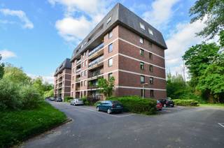 Centraal en AANGENAAM GELEGEN APPARTEMENT met TWEE VOLWAARDIGE SLAAPKAMERS, een AFGESLOTEN GARAGEBOX, een PRIVATIEVE KELDERBERGING en een...
