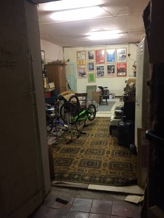 Dit riant magazijn biedt tal van mogelijkheden. Gelegen in een woonwijk. Momenteel verhuurd. Verschillende ruimtes!Kadastraal inkomen 557 euro...