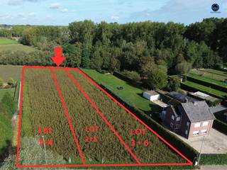 <p><span>ROYAAL PERCEEL VOOR HOB</span></p><p><span>Klakvijverstraat tussen nummer 130 en 122 te Geraardsbergen </span></p><p><span>Prijs 175.000 euro </span></p><p><span> </span></p><p><span>Dit prachtig gelegen stuk grond in het landelijke Grimminge ligt vlakbij het vakantiedomein de Gavers en openbaar vervoer. </span></p><p><span>Zowel vooraan als achteraan biedt deze plek een uitzicht over de velden en de natuur.</span></p><p><span> </span></p><p><span>Oppervlakte: 12,94 are</span></p><p><span>Bouwvoorschriften: </span></p><p><span> </span></p><ul><li><span>Breedte: 8m</span></li><li><span>Bouwdiepte gelijkvloers 15m</span></li><li><span>Bouwdiepte verdiep 1: 12m</span></li></ul><p><span> </span></p><p><span>Mogelijkheid tot type bungalow ook als kroonlijsthoogte max 4m is, mag er 18m diep gebouwd worden.</span></p><p><span> </span></p><p><span>De tuin is georiënteerd naar het Noorden. Bouwen op paalfunderingen.</span></p><p><span> </span></p><p><span>Wilt u uw droomwoning zelf bouwen, dan is deze plek ideaal!</span></p><p><span> </span></p><p><span>Voor info of bezoek bel Dylan op 0489/54.69.99 of mail naar <span>Dylan@svena.be</span></span></p><p><span> </span></p><p><span> </span></p><p><span> </span></p><p><span> </span></p>