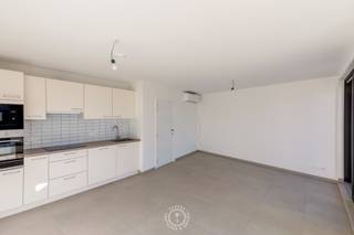 Dit prachtige appartement op de eerste verdieping combineert een uitstekende ligging met hedendaags wooncomfort. Gelegen <strong>op een steenworp van de Markt van Lokeren. </strong>Belangrijk om te weten is dat u dit kan aankopen onder de <strong>2% registratiebelasting</strong> indien van toepassing voor u.<br /><br />De <strong>open keuken</strong> vormt samen met de <strong>woonkamer </strong>een aangename en harmonieuze leefruimte, waarbij de indeling zorgt voor een fijn en licht gevoel. Van hieruit heeft u rechtstreeks toegang tot het <strong>zonnig terras</strong>, dat dankzij zijn open karakter een heerlijke extra leefruimte vormt.<br />Het appartement beschikt verder over <strong>twee comfortabele slaapkamers</strong>, een apart gastentoilet en een praktische <strong>berging</strong>.<br /><br />Deze woning werd <strong>gerenoveerd volgens de huidige nieuwbouweisen</strong>, waardoor u profiteert van een hoog wooncomfort en een uitstekende energieprestatie. De verwarming gebeurt via een energiezuinige lucht-luchtwarmtepomp. <br /><br />Er is een <strong>gemeenschappelijke fietsenberging inbegrepen</strong>.<br />Daarnaast hebt u hebt ook de mogelijkheid om een <strong>staanplaats</strong> mee aan te kopen, vraagprijs: 17.500 euro. <br /><br />Troeven:<br />Twee slaapkamers<br />Terras met mooi open gevoel<br />Gerenoveerd volgens de huidige nieuwbouweisen<br />Verwarming via lucht-luchtwarmtepomp<br /><br />Wenst u een bezoek in te plannen voor dit prachtig appartement?<br />Bel voor info of een vrijblijvend bezoek naar 03 502 98 74 of mail naar kristof@claves.be.