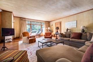 <p>Uitzonderlijke Stephane Boens villa op toplocatie te Brasschaat<br /><br />Deze exclusieve villa op ca. 6.700m2, ontworpen door architect Stephane Boens, is gelegen op één van de meest gegeerde locaties in Brasschaat. De woning combineert tijdloze architectuur met hoogwaardige materialen en een verfijnde afwerking, met oog voor detail in elk aspect.<br /><br />Indeling gelijkvloers<br />- riante inkom afgewerkt met natuursteen<br />- stijlvolle woonkamer (54m²) op massieve parketvloer met authentieke kasteelhaard<br />- bureau/bibliotheek (42m²) op eiken parket met ingebouwde eiken kasten en open haard<br />- elegante eetkamer (32m²) met rechtstreekse toegang tot het terras<br />- volledig uitgeruste leefkeuken (64m²) op leisteen met Lacanche-fornuis en kwalitatieve inbouwapparatuur<br />- ontbijthoek in de keuken met rechtstreekse toegang tot het (overdekt) terras<br />- vanuit de leefkeuken toegangsdeuren naar het overdekt terras (30m²) met openhaard<br />- praktische bijkeuken (19m²) met maatwerkkasten en dienstingang<br />- speelkamer gelegen naast de leefkeuken<br />- inpandige garage (60m²) met plaats voor drie wagens<br />- kelderverdieping met ruime stockageruimte en stooklokaal<br /><br />Verdieping<br />- ruimte nachthal met afzonderlijk toilet<br />- masterbedroom met aparte dressingkamer en luxe hoofdbadkamer<br />- de hoofdbadkamer in Carrera marmer, voorzien van onder meer een dubbele lavabo en douche<br />- tweede slaapkamer (32m²) met eigen badkamer<br />- derde slaapkamer (26m²) met aparte bergkamer(extra badkamer)<br />- vierde slaapkamer (22m²), momenteel ingericht als extra bureau<br />- wasplaats met doorgang naar de conciergerie /ontspanningsruimte<br />- ontspanningsruimte (60m²) met aparte trap naar de inpandige garage<br /><br />Tuin<br />- volledig omheind perceel met automatische toegangspoort<br />- ruim overdekt terras met open haard en mooie zichten op de aangelegde tuin<br />- sfeervol poolhouse met rieten dak en bijkomende garageruimte<br />- uitzonderlijk uitzicht op het achterliggend natuurgebied<br />- zuid gerichte oriëntatie, ideaal voor optimale lichtinval<br /><br />Bijzonderheden:<br />- karaktervolle architectuur met uitzonderlijke aandacht voor detail en hoogwaardige materialen<br />- plafondhoogte op het gelijkvloers van 3 meter<br />- vloerverwarming op het gelijkvloers, verwarming op stookolie (Buderus) met een tankinhoud van 9.500 liter<br />- dubbele beglazing met teak houten schrijnwerk<br />- blanco elektriciteitsattest<br />- goede isolatie (zoldervloer en dakhelling), en laag energieverbruik<br /><br /><span>Stedenbouwkundige inlichtingen in aanvraag</span></p>