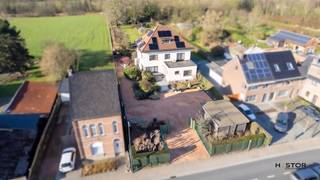 Deze ruime villa van 310 m²bewoonbare oppervlakte, gelegen op een perceel van 2994 m² in het rustige Herdersem, biedt 4 slaapkamers, een...