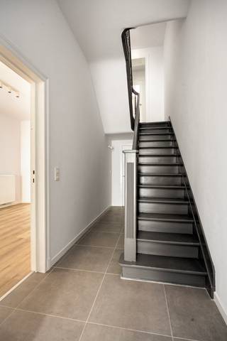 Gelegen aan de Tiensesteenweg in Kessel-Lo, op een boogscheut van het bruisende centrum van Leuven, vindt u dit schitterend gerenoveerde herenhuis. De woning combineert hedendaags comfort met het originele karakter van het pand, waardoor elke ruimte warmte en authenticiteit uitstraalt.<br /><br />Bij de renovatie is speciaal aandacht besteed aan energiezuinigheid, met hoogwaardige isolatie, moderne technieken en duurzame materialen. Dit resulteert in een uitstekende EPC-score van A, zodat u geniet van een comfortabel huis met lage energiekosten.<br /><br />Met een oppervlakte van 300 m² biedt het huis een ruime indeling, bestaande uit 5 slaapkamers en 2 moderne badkamers. Perfect voor een groot gezin of voor wie extra leefruimte wil.<br /><br />Aan de achterzijde beschikt de woning over een zonnig terras en een knus stadstuintje.<br /><br />Een unieke kans voor wie op zoek is naar een ruime, energiezuinige woning met karakter, in een toplocatie dichtbij alle voorzieningen van Leuven.<br /><br />Interesse? Neem contact op met Alexander via 0479 79 86 94 of alex@sophimo.be!