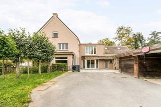 <span>Deze instapklare halfopen woning is gelegen nabij het centrum van Staden.<br /><br /><span>De indeling van de woning is als volgt: </span><br />Op het gelijkvloers: inkom, lichtrijke woonkamer, geïnstalleerde keuken (mét zicht op de tuin), badkamer, slaapkamer, ruime berging/wasplaats. Er is eveneens een kelder. <br />Op het eerste verdiep: 3 slaapkamers (waarvan 1 met dressing) en een luxueus afgewerkte badkamer. <br /></span>Bovendien is er een vaste trap naar de zolder (extra kamer mog.)<br /><br />De woning beschikt ook over een tuin, grote oprit, garage en carport.<br /><br /><span>PLUSPUNTEN:</span><br /><span>- 5 SLAAPKAMERS MOGELIJK<br /></span>- EPC LABEL C<br />- VEEL PARKEERMOGELIJKHEDEN <br />- GLV WONEN MOGELIJK
