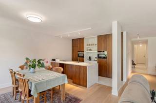 Ruim luxueus afgewerkte gelijkvloers appartement (2019) met tuin en garagebox!Inkomhal met gastentoilet en ingemaakte vestiairekasten. Via...