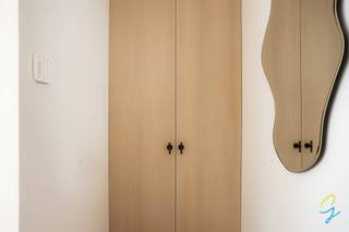 <p>TE KOOP IN KNOKKE</p>
<p>Op enkele stappen van de befaamde Kustlaan, in het hart van Het Zoute, vindt u dit appartement dat met oog voor detail is afgewerkt.</p>
<p>Van zodra u binnenkomt, voelt men meteen een ontspannende en luxueuze gastvrijheid. De inkomhal is voorzien van een vestiaire, een toilet en een elegante verbinding met de rest van het appartement. De keuken en living vormen een harmonieus en open geheel, en worden overgoten door natuurlijke lichtinval langs de tuin.</p>
<p>Via de nachthal is er toegang tot 2 badkamers en 3 slaapkamers, waarvan er 1 dienst kan doen als bureau. De master bedroom is voorzien van een eigen badkamer, met ligbad en dubbele lavabo.</p>
<p>Alle ruimtes zijn afgewerkt met hoogwaardige en duurzame materialen en met oog voor detail.</p>
<p>De zuid gerichte tuin ademt privacy en rust uit, verscholen in een verkeersarme straat. Een groot terras biedt u alle comfort om tijdens de vakantiemaanden met vrienden en familie van culinaire verwennerij te genieten in alle discretie.</p>
<p>Bij het appartement hoort een kelder in privatief gebruik en 4 fietsenplaatsen.</p>
<p>Er is de mogelijkheid om een ondergrondse autostaanplaats bij te kopen.</p>
<p>Laat u leiden door een gedetailleerde rondleiding, een bezoek zegt meer dan 1000 woorden.</p>
<p>Tel 09 274 15 53</p>
<p>Mail floris@cornelis-goeman.be</p>