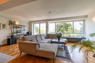 Ligging<br />Op de Franklin Rooseveltlaan, een zeer gegeerde locatie in Gent, vindt u dit ruim appartement met 2 slaapkamers (bvo van 124 m²) . Gelegen aan het Zuidpark en vlakbij het Muinkpark geniet u van een groene oase midden in de stad. Dankzij de nabijheid van de fly-over hebt u directe verbinding met de belangrijkste invalswegen, wat zorgt voor een uitstekende bereikbaarheid. Bovendien hebt u alles binnen handbereik en bevinden zich op wandelafstand onder andere het bruisende stadscentrum, diverse winkels, scholen en openbaar vervoer. <br /><br />Indeling<br />Via de ruime inkomhal, met voldoende plaats voor een vestiairekast, komen we meteen in de lichtrijke leefruimte. Dankzij de grote raampartijen valt het fantastische uitzicht op het Zuidpark nog meer op. In de leefruimte is er voldoende plaats voor een grote zithoek, eetkamer en eventueel nog een leeshoek. Aansluitend op de leefruimte bevindt zich de keuken, die ook rechtstreeks toegankelijk is vanuit de inkomhal en beschikt over een praktische voorraadberging. De inrichting is eenvoudig, maar wordt gekenmerkt door de iconische Cubex-kasten die de typische jaren ’70-uitstraling van het appartement mooi onderstrepen. Verder beschikt het appartement over een apart toilet, een badkamer met ligbad en een dressing die zich eveneens uitstekend leent als bureau. Achteraan zijn er twee volwaardige slaapkamers van circa 11 m² en 14 m². Beide ruimtes bieden dankzij hun volwaardige oppervlakte verschillende mogelijkheden naargelang de woonbehoeften. Vanuit één van de kamers is er een directe toegang tot het zuid-west georiënteerd terras. Het uitzicht maakt het plaatje compleet: de Boekentoren en de Sint-Pietersabdij vormen een schitterend Gents decor. <br /><br />Varia<br />Het appartement werd steeds zeer goed onderhouden en combineert zijn karaktervolle uitstraling met het comfort van vandaag. De aanwezigheid van een afzonderlijke wasruimte en privatieve kelderberging zorgen voor de nodige extra functionaliteit. Bovendien is het mogelijk om optioneel een afzonderlijke ondergrondse garagebox mee aan te kopen. Het EPC-label B bevestigt tot slot de energetisch degelijke basis. <br /><br />Troeven<br />* Schitterende vergezichten<br />* Zeer ruim appartement<br />* EPC-label B<br />* Mogelijkheid tot het aankopen van een garagebox<br /><br />Interesse?<br />Een appartement van dit kaliber en op deze locatie laat zich het best ter plaatse ervaren. Ontdek zelf de ruimte, de lichtinval en vooral het unieke uitzicht dat dit Gentse adres zo bijzonder maakt. Plan vandaag nog uw bezoek met Tim!<br /><br />📞 0487 40 21 28<br />📧 tim@gentill.be