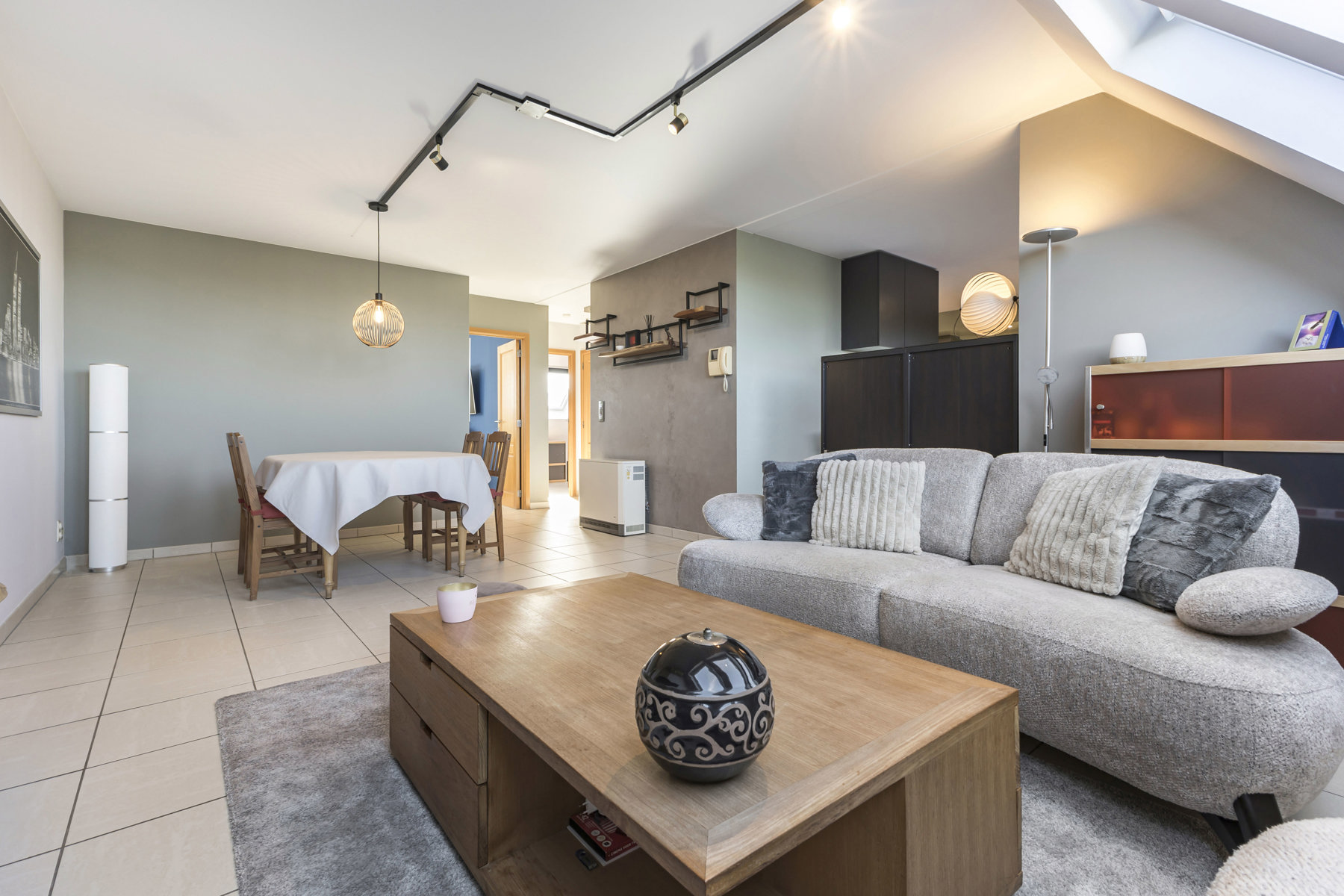 Appartement met 2 slaapkamers, 2 autostaanplaatsen en balkon - foto 4