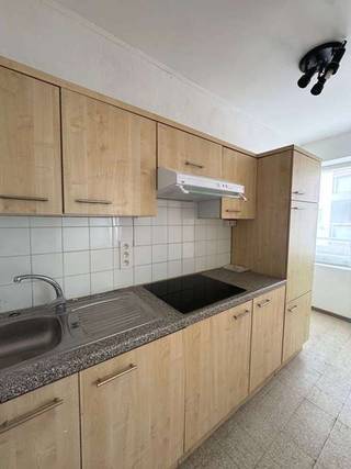 <strong>Comfortabel 2-slaapkamerappartement</strong> met <strong>Terras </strong>op een uitstekende ligging in de <strong>Godveerdegemstraat </strong>vlakbij het centrum van <strong>Zottegem</strong>.<br />De centrale ligging voorziet in een vlotte bereikbaarheid naar winkels, scholen, het station, ziekenhuis ( AZ Sint-Elisabeth ), horeca, sportinfrastructuur en de Bevegemse Vijvers (o.a. zwembad)!<br />+ Energielabel B! <br />+ Zeer goede mobiscore 8,8 op 10!<br /><br />Omvat een inkom, leefruimte, ingerichte keuken, 2 slaapkamers, badkamer met ligbad en terras<br />Kosten : + 50 euro / maand voorschot waterverbruik<br />#leukwonen #zottegem<br /><br />Beschikbaar Onmiddellijk vrij !
